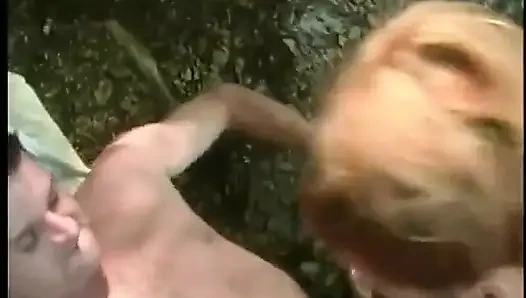 Kırmızı gecelikli güzel sarışın bebek dışarıda sikiliyor, yüzüne döl alıyor