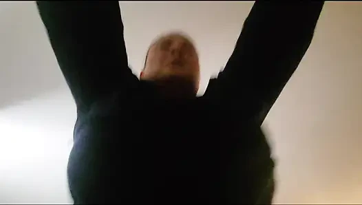 Çok tutkuyla emiyor sonra sert biniyor ve her yerine boşalıyor ve sonra dölünü emiyor