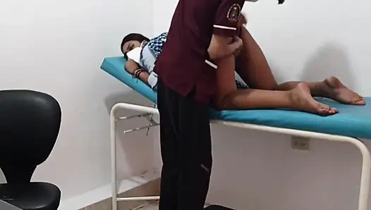 Doktor güzel genç bir kadına ofisinde mastürbasyon yapıyor