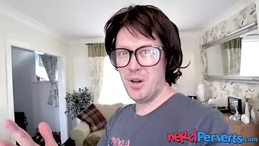 Büyük kıvrımları olan İngiliz hatun seks için kandırılır