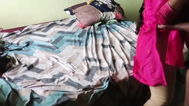 Sonunda çaresiz komşu evli kadın geldi onu sert sikiyor ve hamile bırakıyor