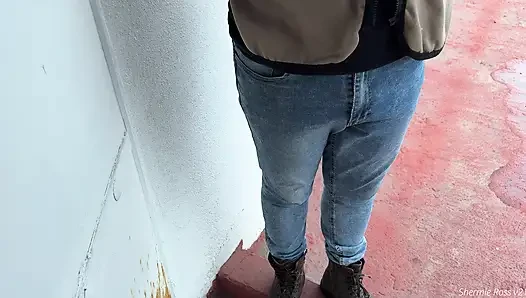 Ateşli müşteri utangaç kuryeye karşı: baştan çıkarıyor ve beni kanepede gerçekten sert sikiyor.