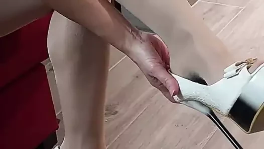 Bacaklarımı okşuyor