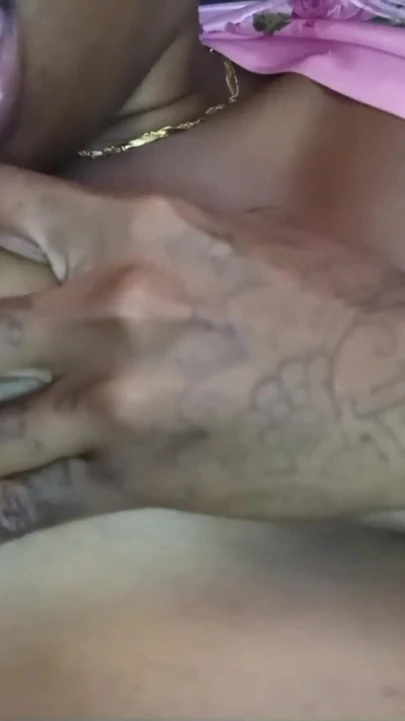 Трение моего клитора, бросил мои шорты, сосет мои соски, трахает пальцами мою черную киску