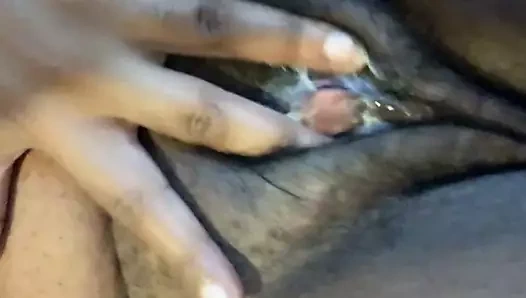 Büyük klitoris – kremsi amımı klitoritim zonklayana kadar ovuşturuyorum