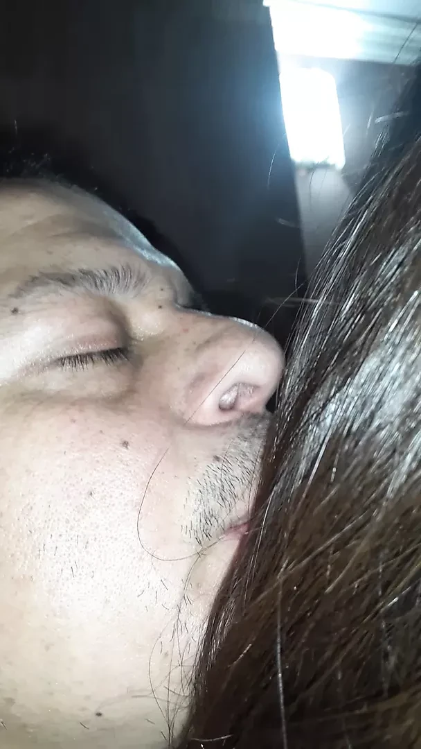 Молодая девушка качает молоко от старика