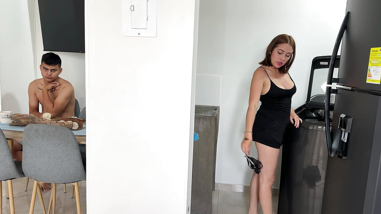 Külotumu yere attım ve üvey erkek kardeşim beni tuttuktan ve amımı parçaladıktan sonra şüphelenmeden yanımda kokladı.