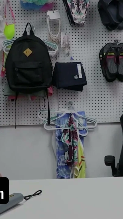Shoplyfter - iki sarışın genç, derin boşluk araması için eğilmeleri talimatı verilen bikinileri çalarken yakalandı | Klip 1