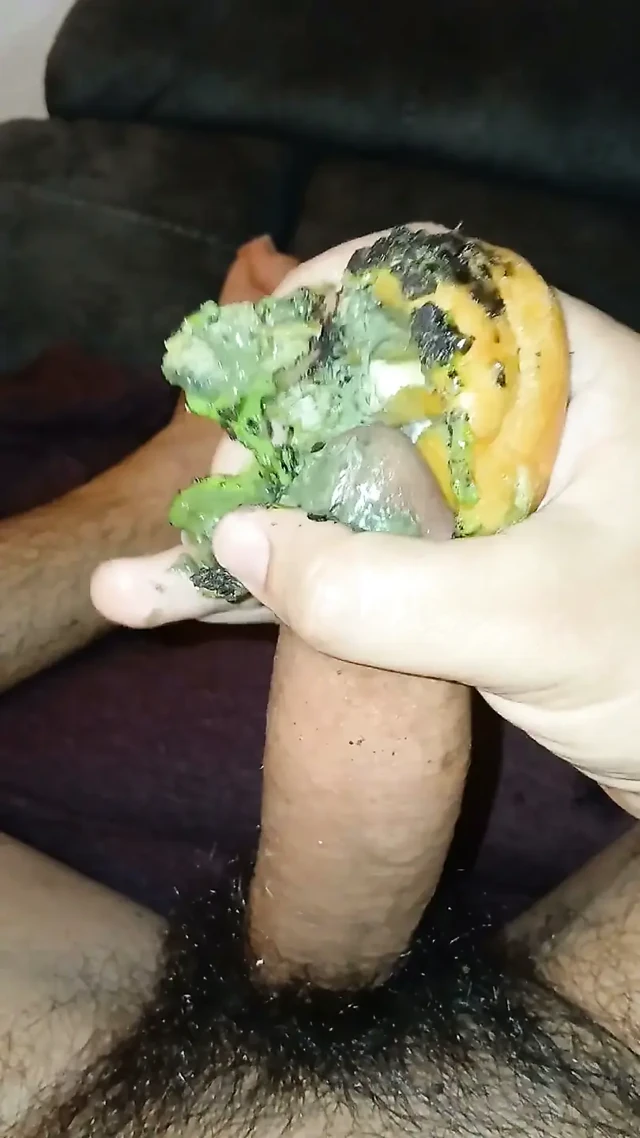 Haloween süslemeli bir donut tadını çıkarıyorum.