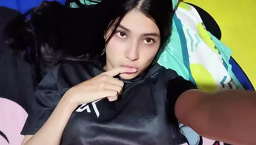 18 YAŞINDAKI GENÇ OYUNCAĞIYLA OYNUYOR VE ZENGIN GÖĞÜSLERINE DOKUNUYOR