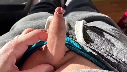 Benim küçük minik sert sünnet derisi aletim oynamak için güneşte olmak istiyor