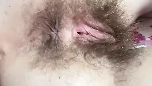 Genç kedi ile oynuyor