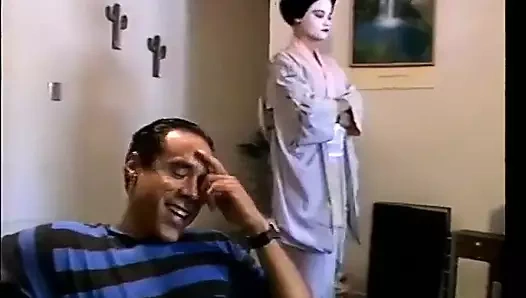 Ateşli götlü Geyşa piliç kanepede iki yarakla amını siktiriyor