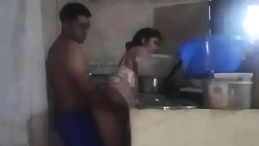 Patron beni sikmek için mutfağa geliyor, yarağı beni heyecanlandırıyor