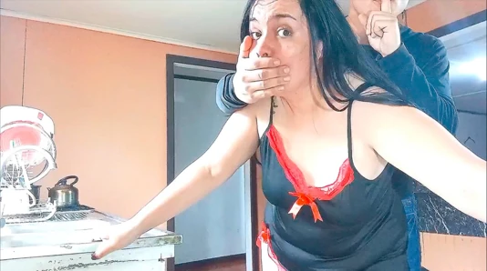 Üvey oğul dayanamıyor ve üvey annesini mutfakta sikiyor.