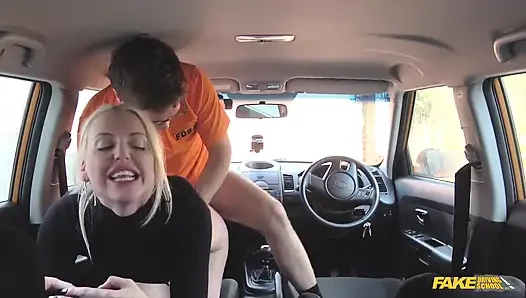 Sahte sürücü kursu - yaramaz öğrenci sürücüsü Lexi Lou eğitmen Ryan'ı gırtlağına kadar alıyor, fışkırtana ve boşalana kadar sert sikişiyor