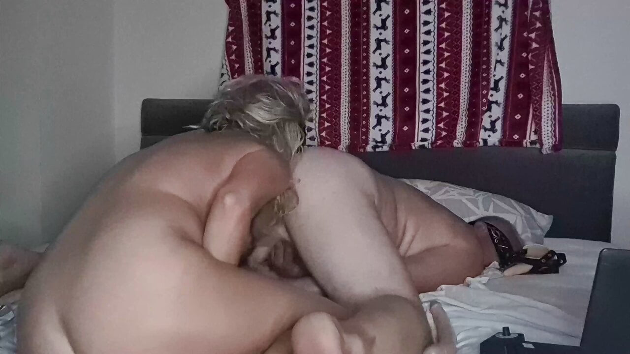 Azgın milf anne kirli bir orospu gibi becerdin olmak istiyor, o sapıkça fetişinden zevk alıyor