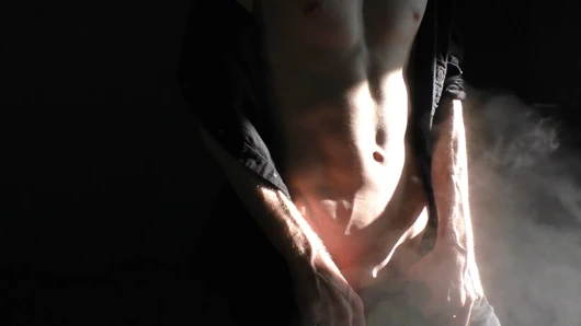 Sigara içen striptizli adam