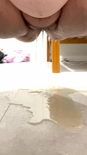 толстушки писают на пол