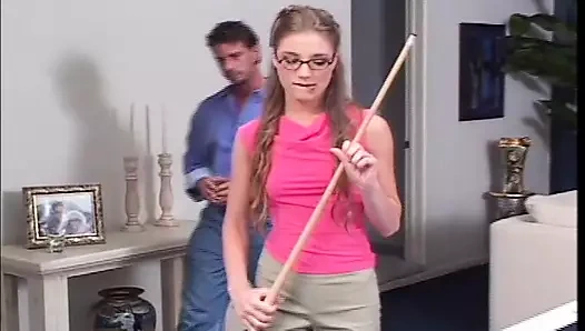 Kardeş kendine yardım edemez ve küçük üvey kız kardeşini amında vahşice sert sikikleri - onun kedi suyu ondan fışkırır