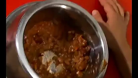 Sıkı Asyalı sahibe sarışın domaltarak sert eğitiyor