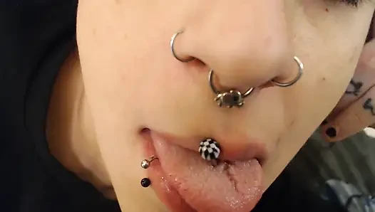 6 piercing yakın çekim oynama zamanı