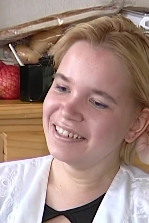 Застенчивая блондинка смотрит вниз, болтая с любовником