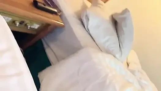 Otel misafirlerini ngewe'ye davet et, doruk noktası olana kadar seks