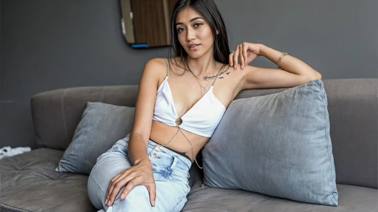 Seksi iç çamaşırlı sıska sürtük sert binmeden önce büyük bir etli yarağı emiyor