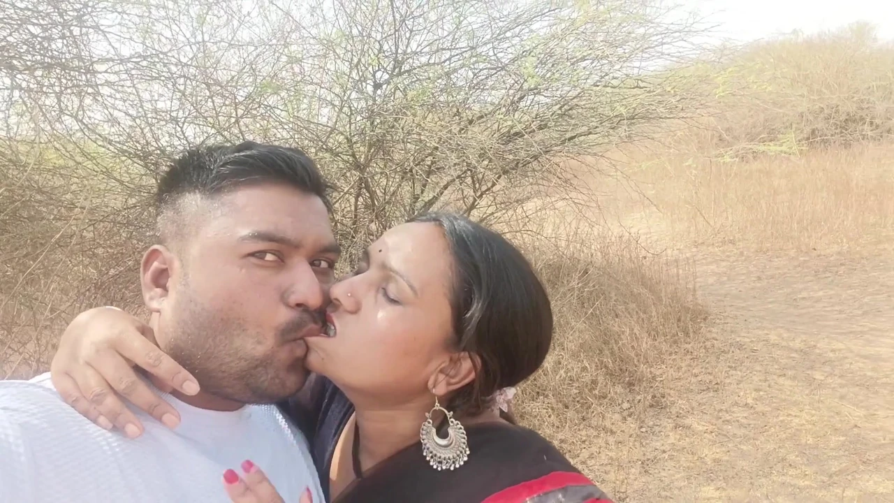 Desi indian Marathi kavita bhabhi fuck with Tatya boyfriend in jungle , riding on dick like whore , give good job in Saree