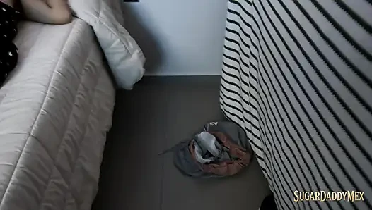 Ne yaptığımın farkında değil ama ağzına boşalıyorum.
