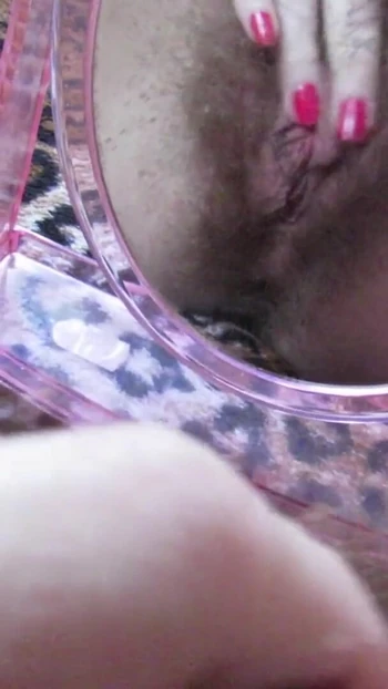 Обязательный для просмотра момент из "Игры волосатой киски с зеркалом и большим клитором крупным планом"