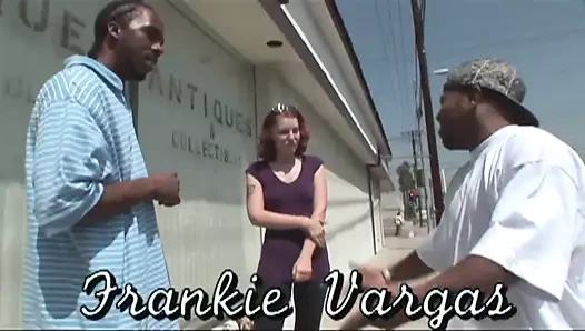 Vargas iki yarakla sikilen bir genç kız