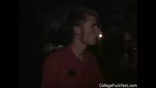 Azgın çift seks sahnesi yapmak için partilerine gidiyor