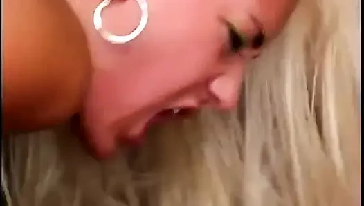 İki adam oturma odasında büyük memeli orta yaşlı seksi kadını sikiyor