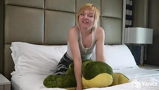 Alexa Crush, yastıkla sikiş uzmanı