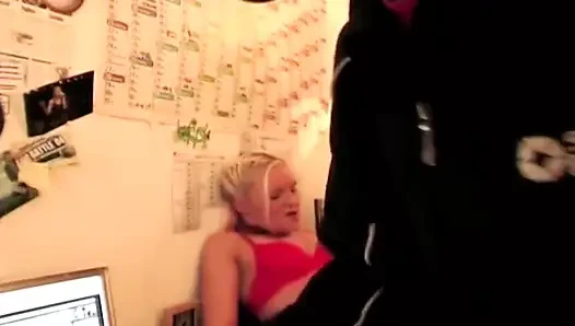 Ahegao sarışın zonklayan yarağı yalıyor tükürüyor