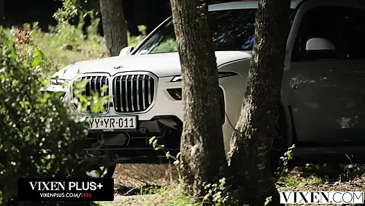 Vixen ateşli sarışın turist Nicole Nixon tatil seks macerasında yabancı tarafından dolduruluyor