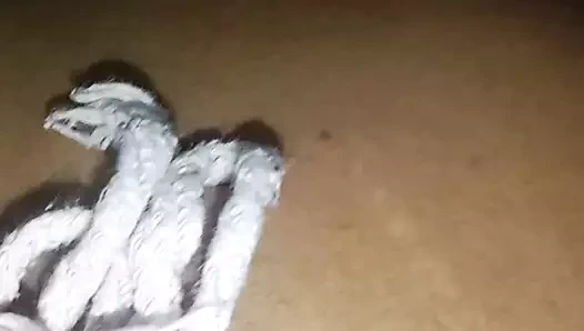 Eski kız arkadaşım yanına gitti ve sonra onu gördüm eski kız arkadaşım yanına gitti ve ateşli bir şekilde başvurdu ve parmağını yıkadı