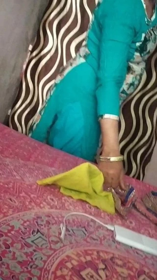 Hintli seksi üvey anne büyük götlü wali seksi anne