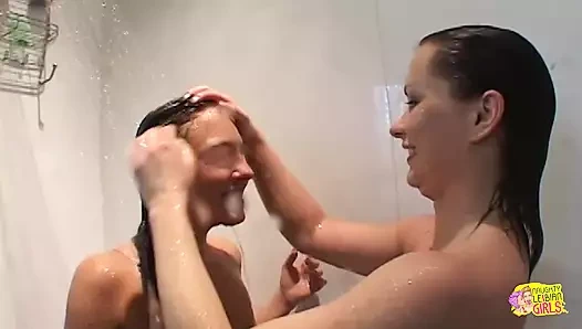 Büyük memeli lezbiyen kızlar birlikte duş alıyor ve birbirlerinin her yerine boşalıyor