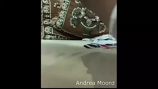 Salata için salatalık alıyorum ve sonunda amcığıma boşalıyorum