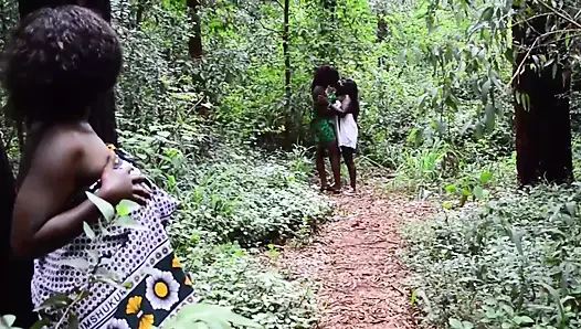 Kalın büyük memeli zenci lezbiyenler seks oyuncaklarıyla oynuyor harika orgazm oluyor