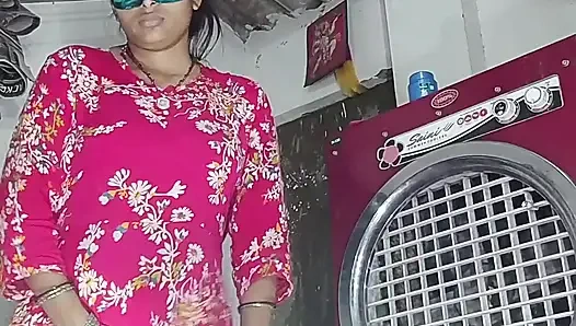 Göt amcık sikiyor yarak emiyor göğüslerini emiyor memeden süt emiyor ve domaltarak yarağa oturuyor ve doğrudan Hintçe seste yatıyor