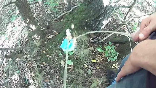 Ormanda bir barbie bebek üzerinde birlikte pissing derleme