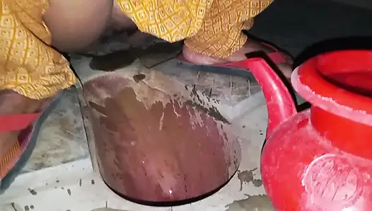 Дези впервые одна дома сексуально