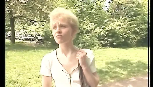 Sarışın genç kız yarak emmek ve amını yalatmak için aldı