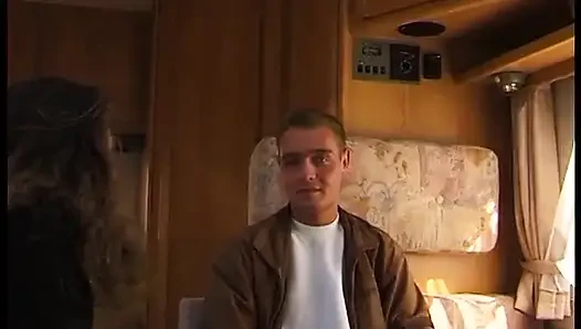 Külotlu çoraplı kız ambulansta büyük bir yarağı sikiyor ve götüne boşalma