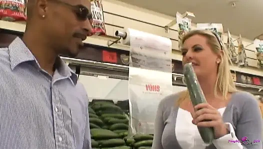 Sürtük bir sarışın büyük siyah yarakla gırtlağına kadar alma ve sert sikişte gerçekten iyidir.