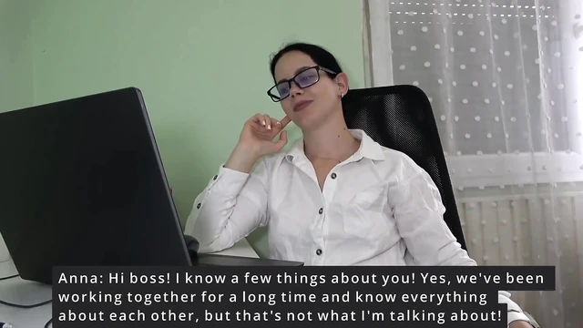 Красивая Анна унижает крошечный член своего босса